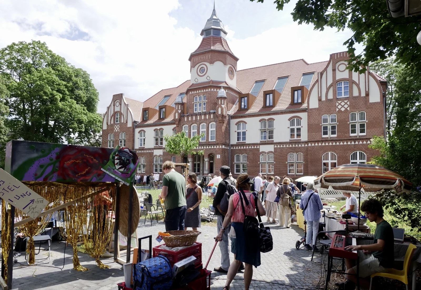 Frontansicht des Coworkhauses im Anscharpark Kiel, inhaber: Tsitsi Roland
