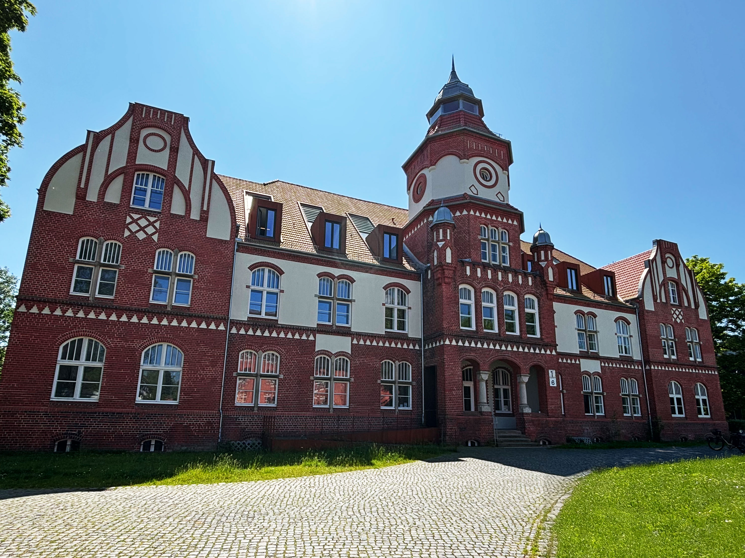 Coworkhaus bei Sonnenschein