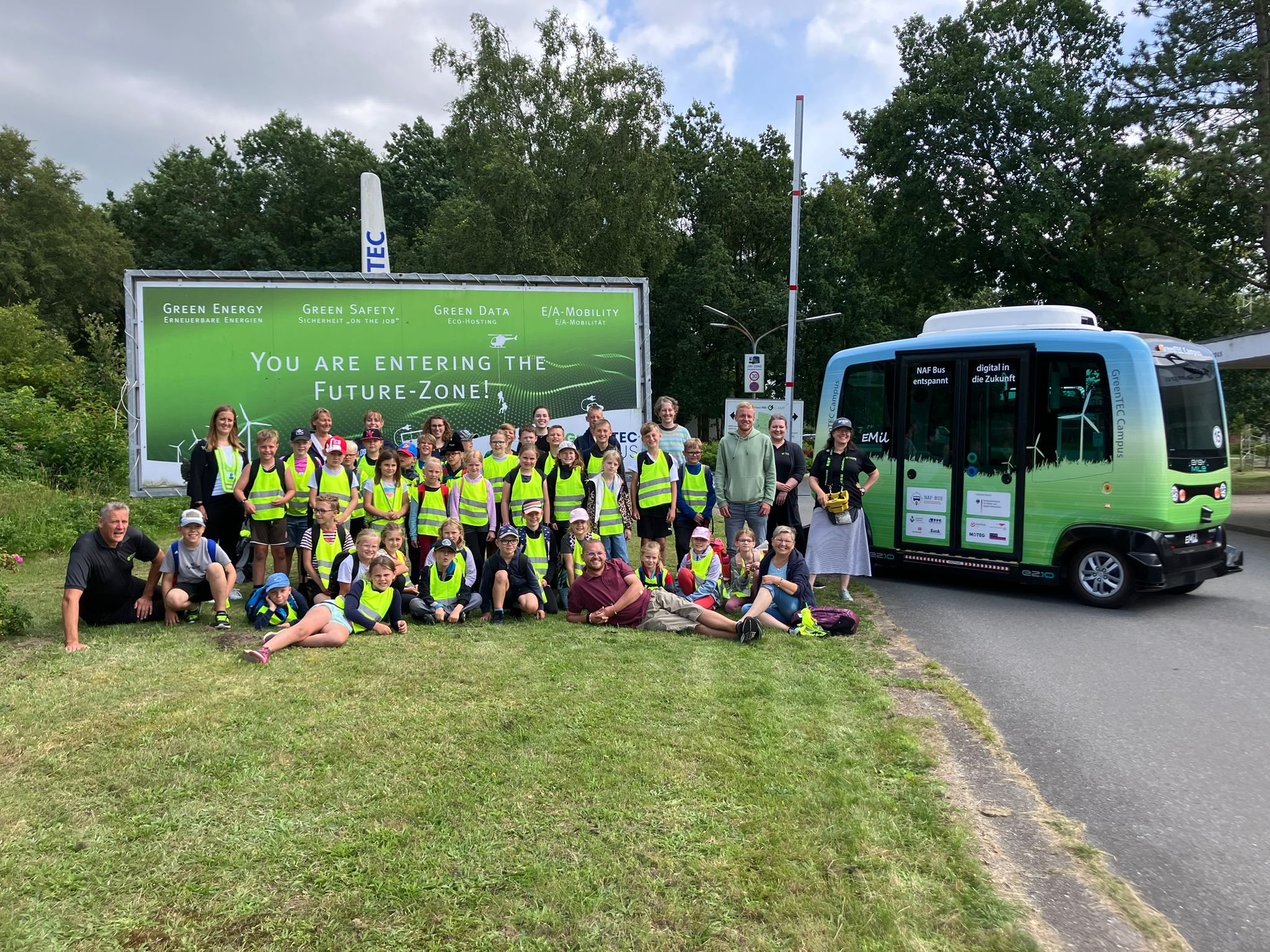 Gruppenfoto Schulklasse mit Autonom fahrendem Kleinbus EMIL