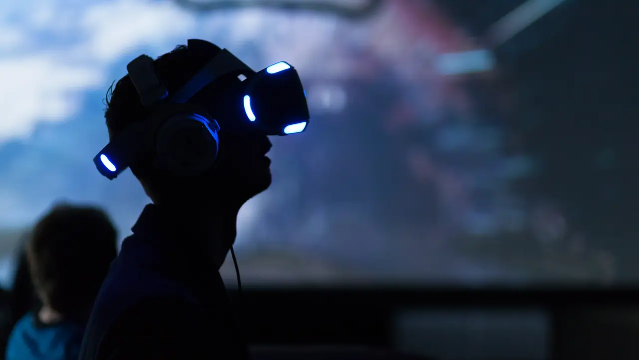 Mann mit VR-Brille