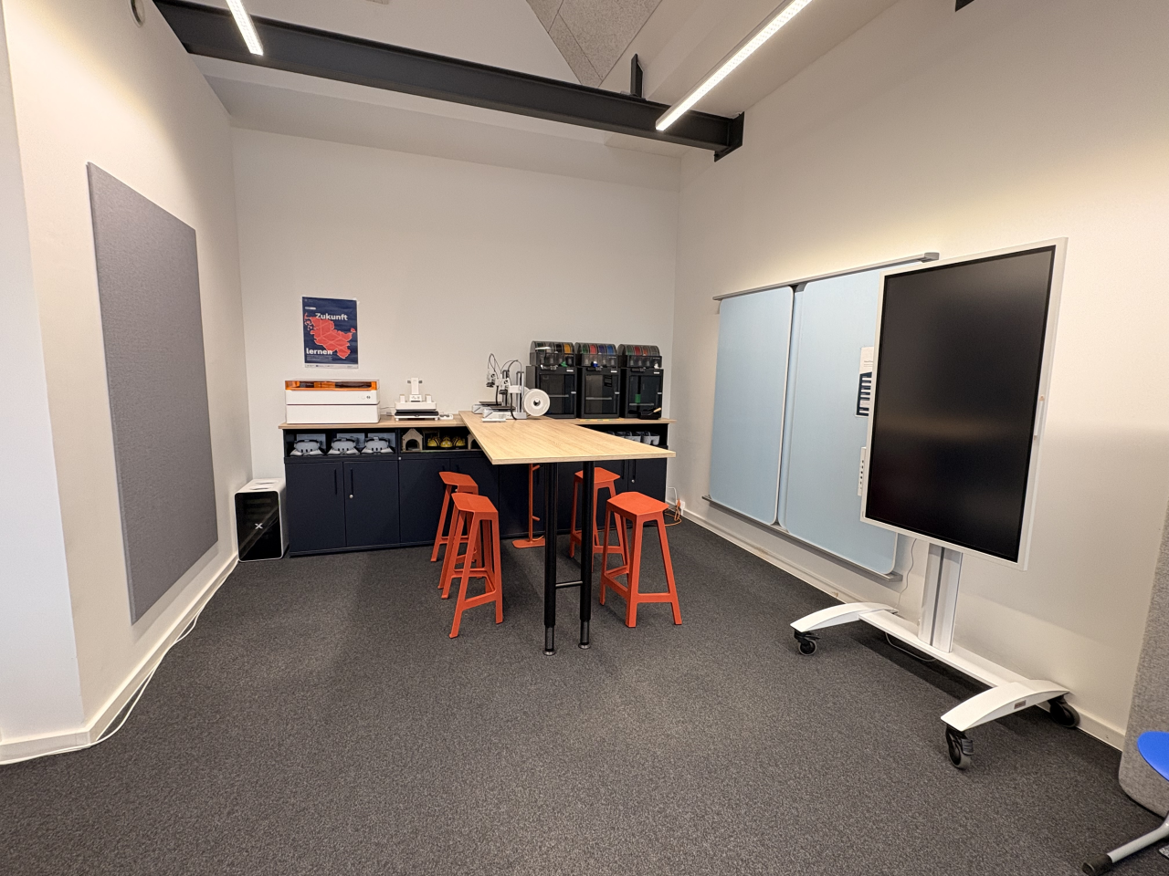 Das Foto zeigt die Ausstattung des Makerspace, also der Werkstatt in der vhs Heide.