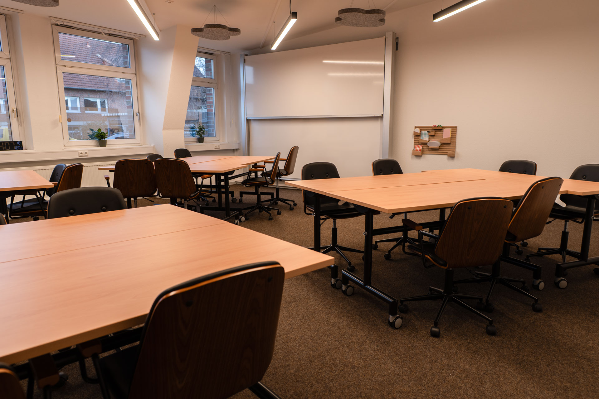 Ein Seminarraum mit Tischgruppen