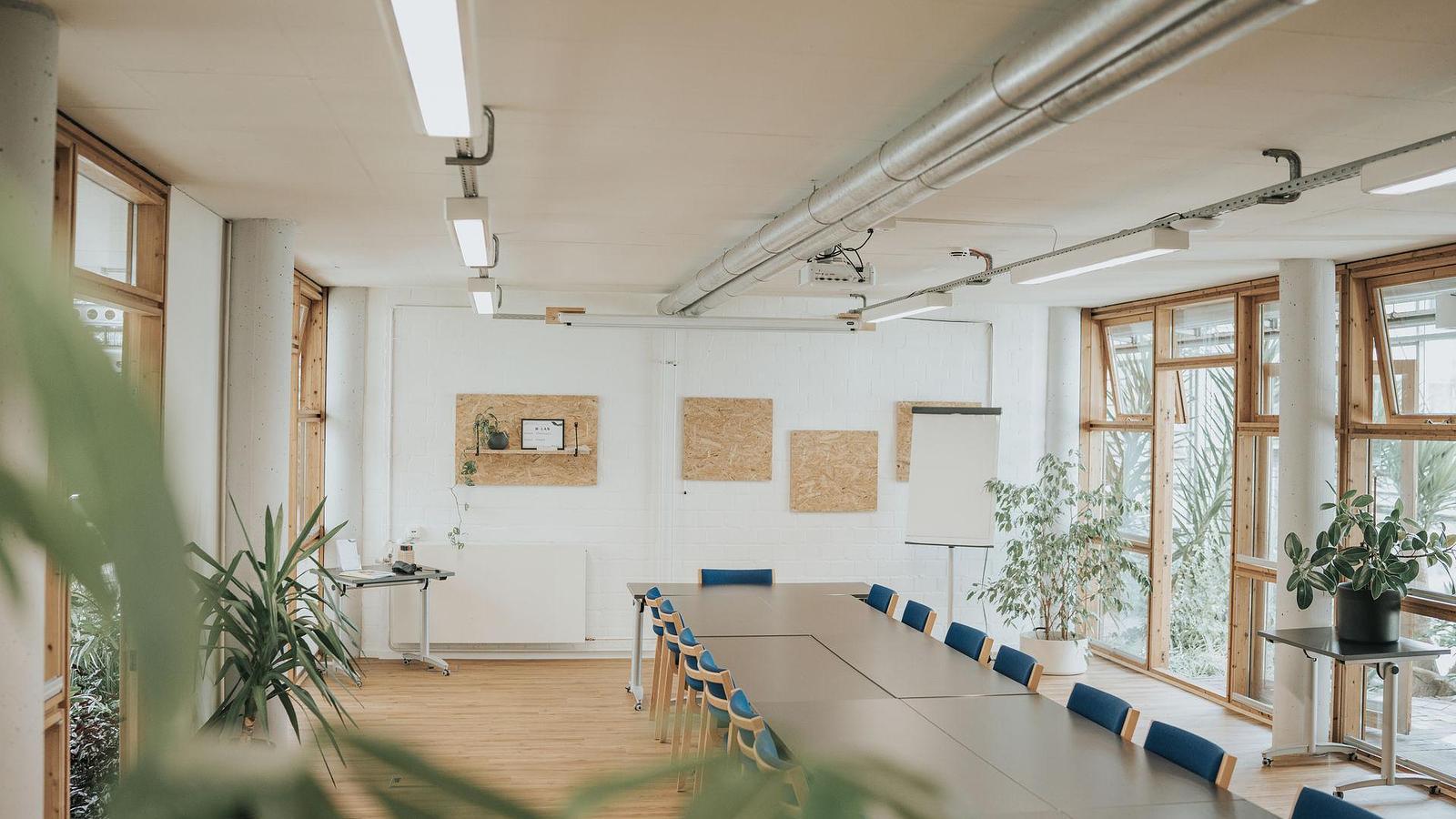 Foto von einem Konferenzraum 