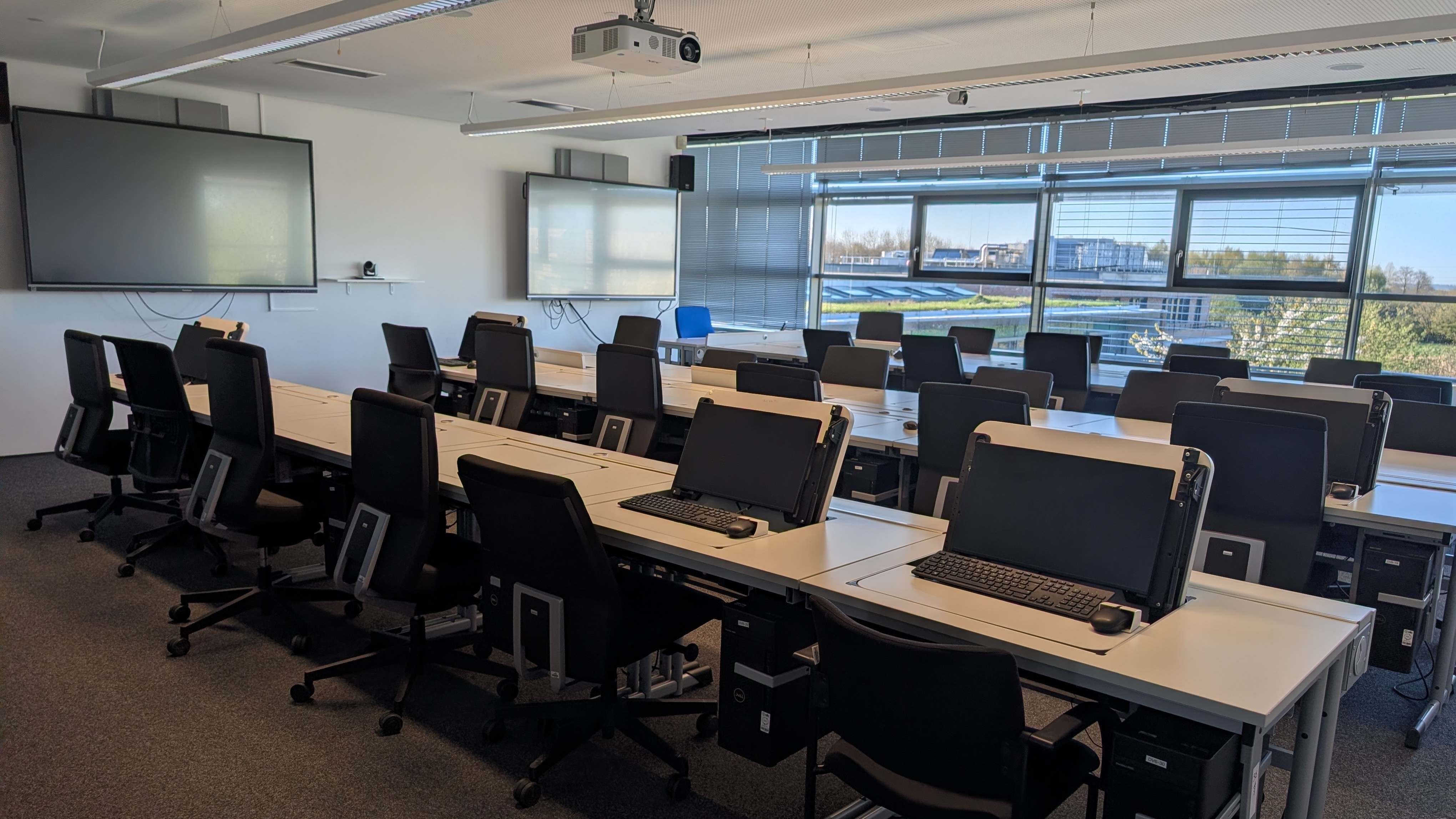 DV-Raum mit 32 PC-Arbeitsplätzen