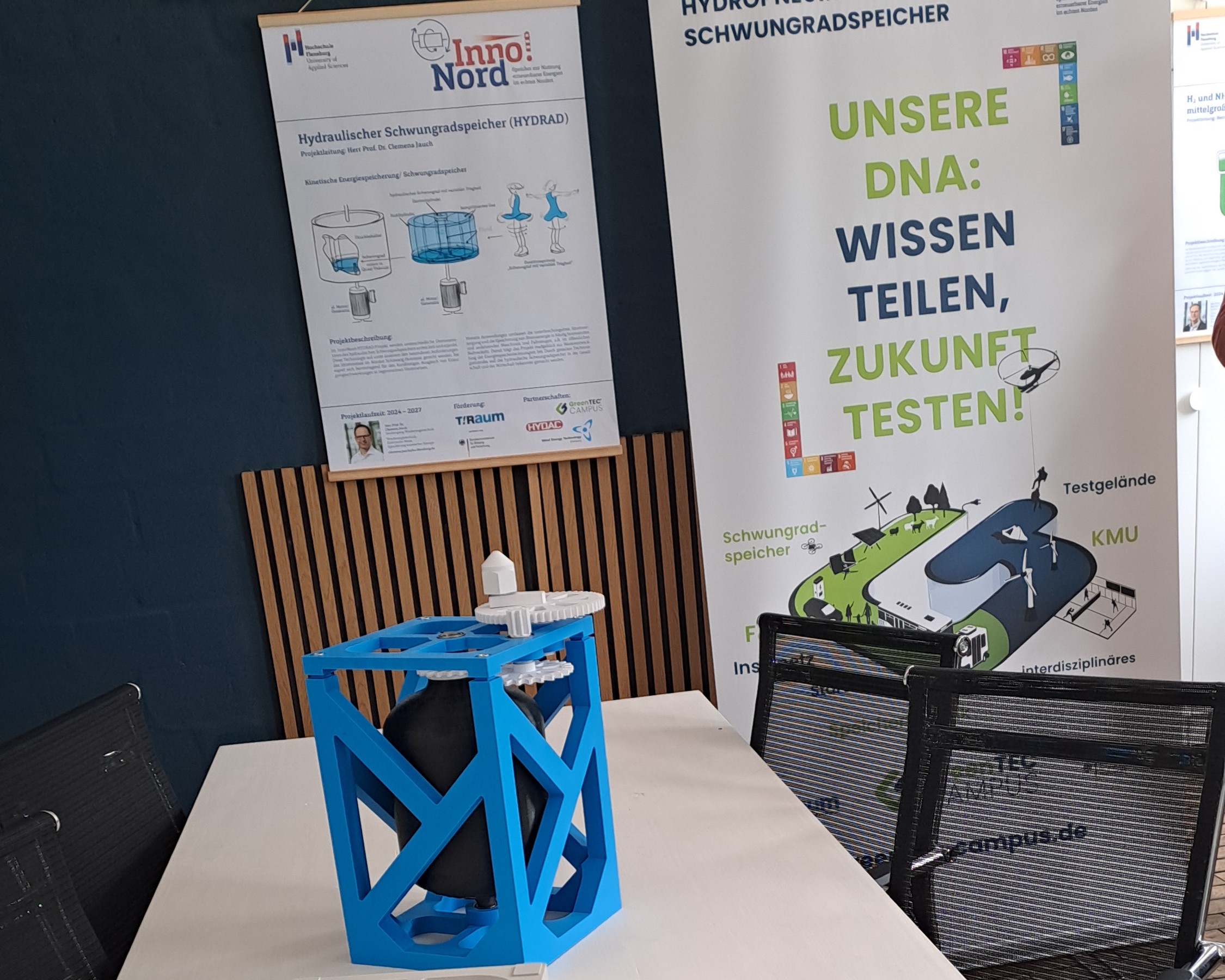 Demonstrator vor Infotafeln