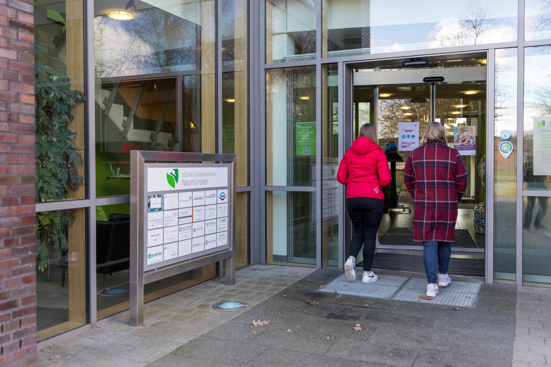 Der Eingang des Geb&auml;udes ist ohne Stufen, die Glasschiebet&uuml;ren &ouml;ffnen sich automatisch