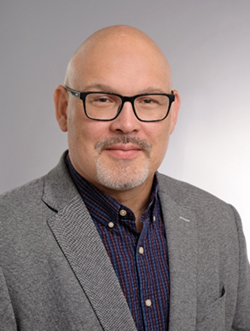 Ein Bild, das Menschliches Gesicht, Kleidung, Person, Shirt enthält.
KI-generierte Inhalte können fehlerhaft sein.