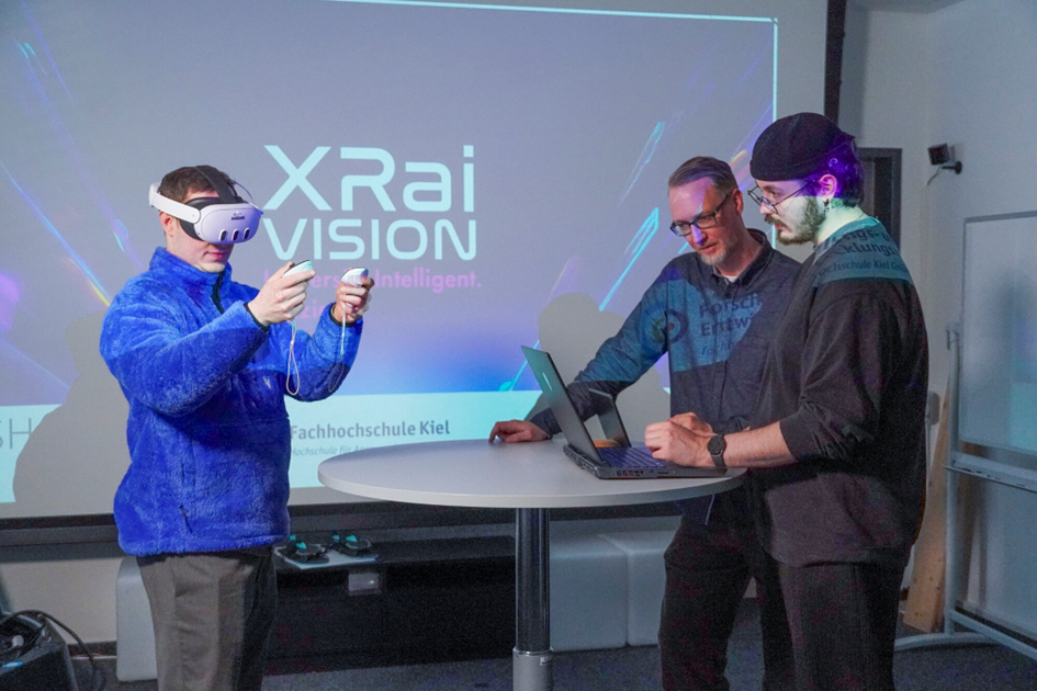 drei Personen die Virtual Reality ausprobieren