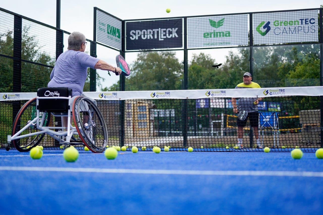 Padel inklusiv im Rollstuhl