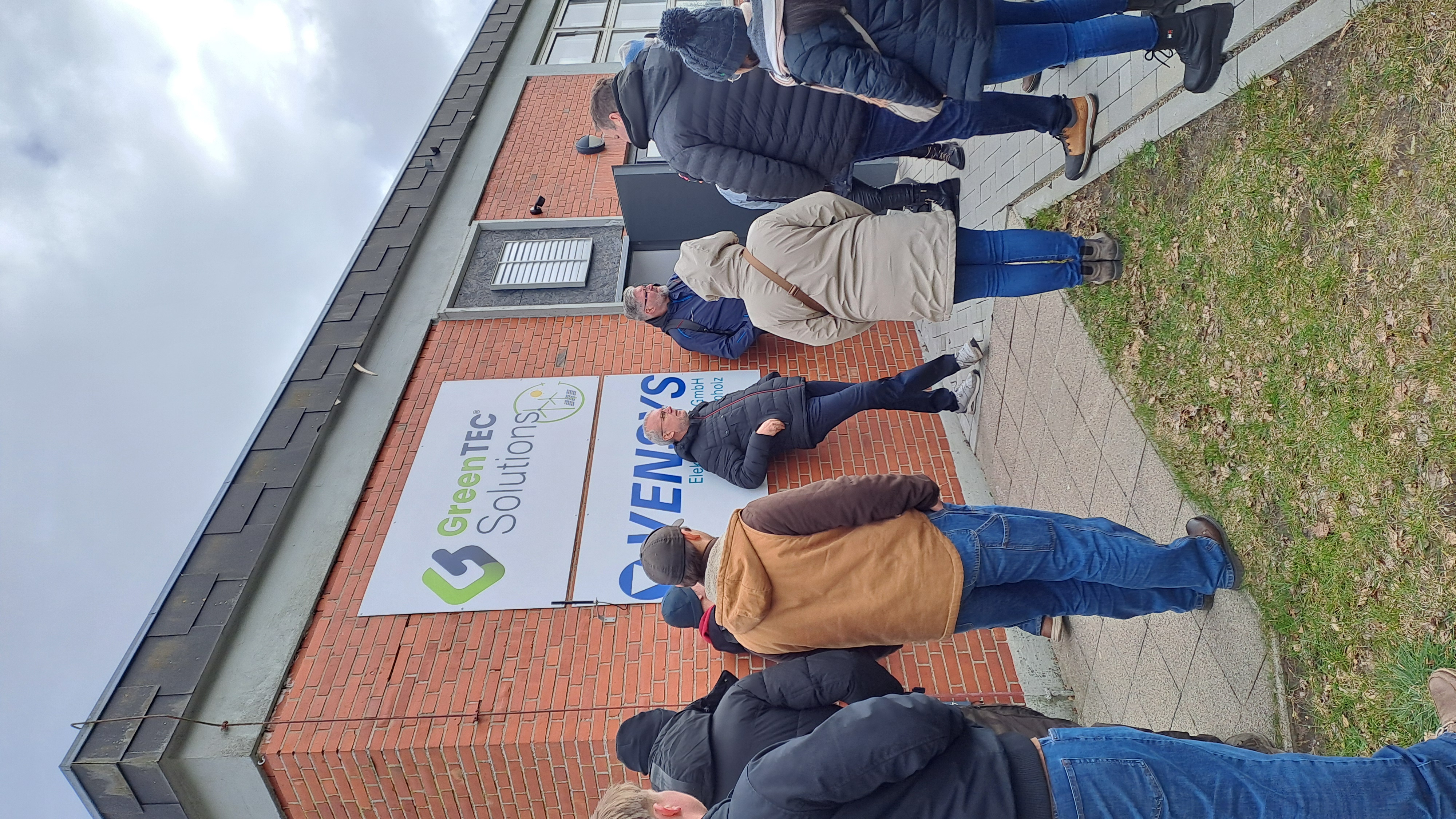 Besuchergruppe vor der Energiezentrale