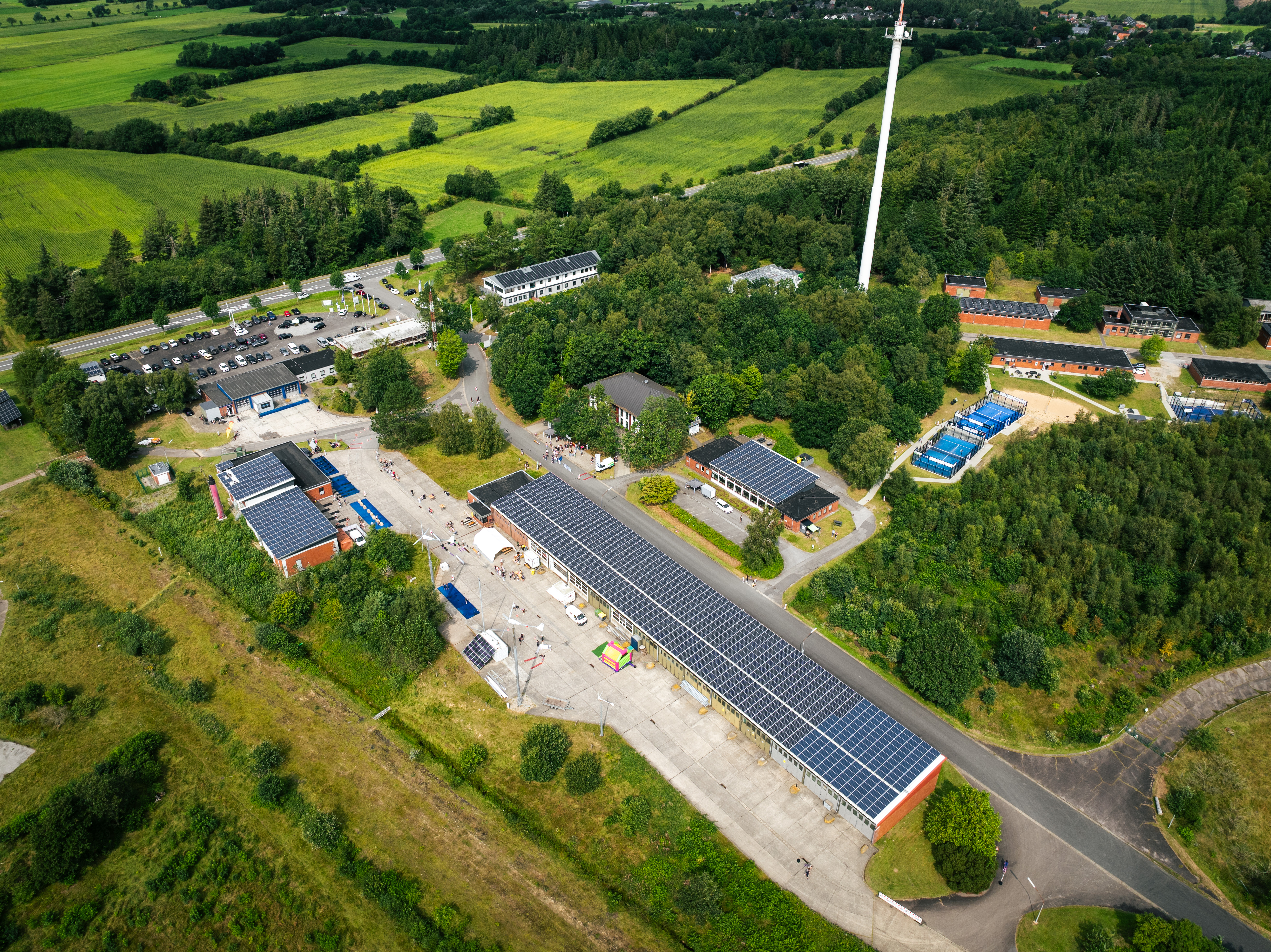 Luftaufnahme GreenTEC Campus mit Padel-Pl&auml;tzen